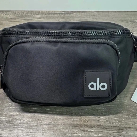 ❤️❤️❤️❤️BNWT ALO Yoga Explorer Unisex Black Crossbody Bag $94🔥🔥 - Picture 2 of 11